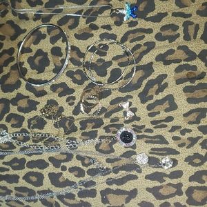 8 vintage jewelry items